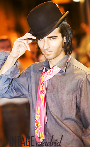 Jos&eacute; Ovejas lleva bomb&iacute;n vintage, camisa vintage y corbata de Arte para Vestir.