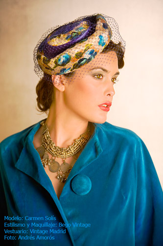 Carmen Sol&iacute;s lleva sombrero vintage de pel&iacute;cula de Hollywood de los a&ntilde;os 50 y abrigo de terciopelo azul de Hollywood de los a&ntilde;os 50