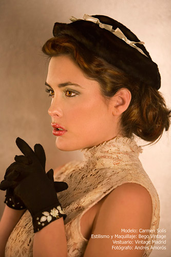 Carmen Sol&iacute;s lleva sombrero vintage de pel&iacute;cula de Hollywood de los a&ntilde;os 50 y  chaleco vintage de encaje de Hollywood de los a&ntilde;os 40