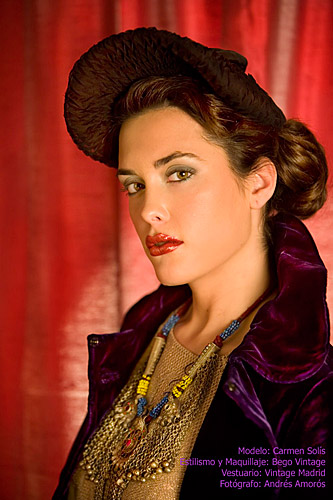 Carmen Sol&iacute;s lleva sombrero vintage de pel&iacute;cula de Hollywood de los a&ntilde;os 40, traje vintage de encaje, abrigo de terciopelo morado de los a&ntilde;os 60 y collar vintage tradicional afgano